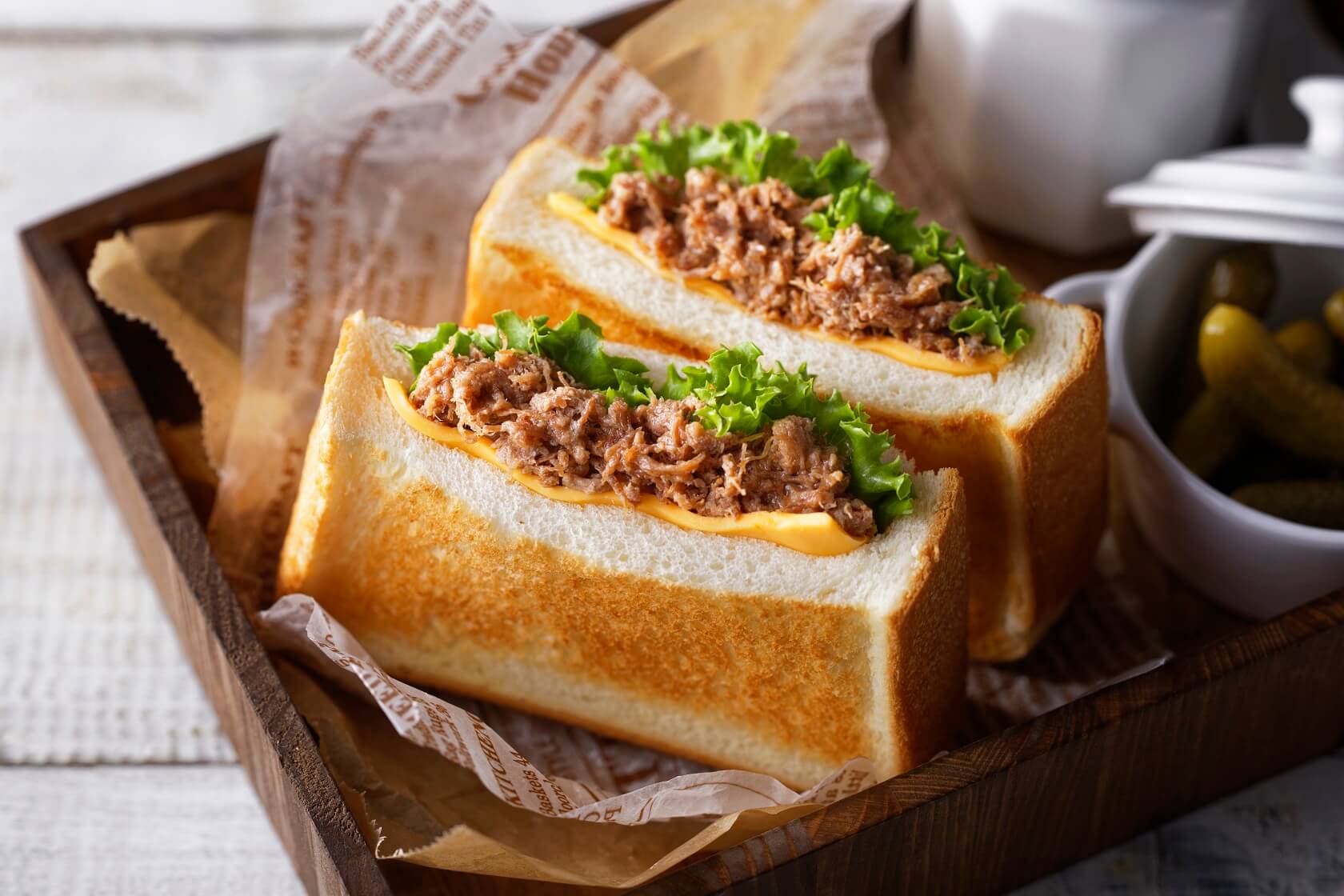 塩と肉を使用したサンドイッチの画像